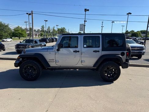 Used 2017 Jeep Wrangler Unlimited Sport w/ Connectivity Group AWD/4WD image 9