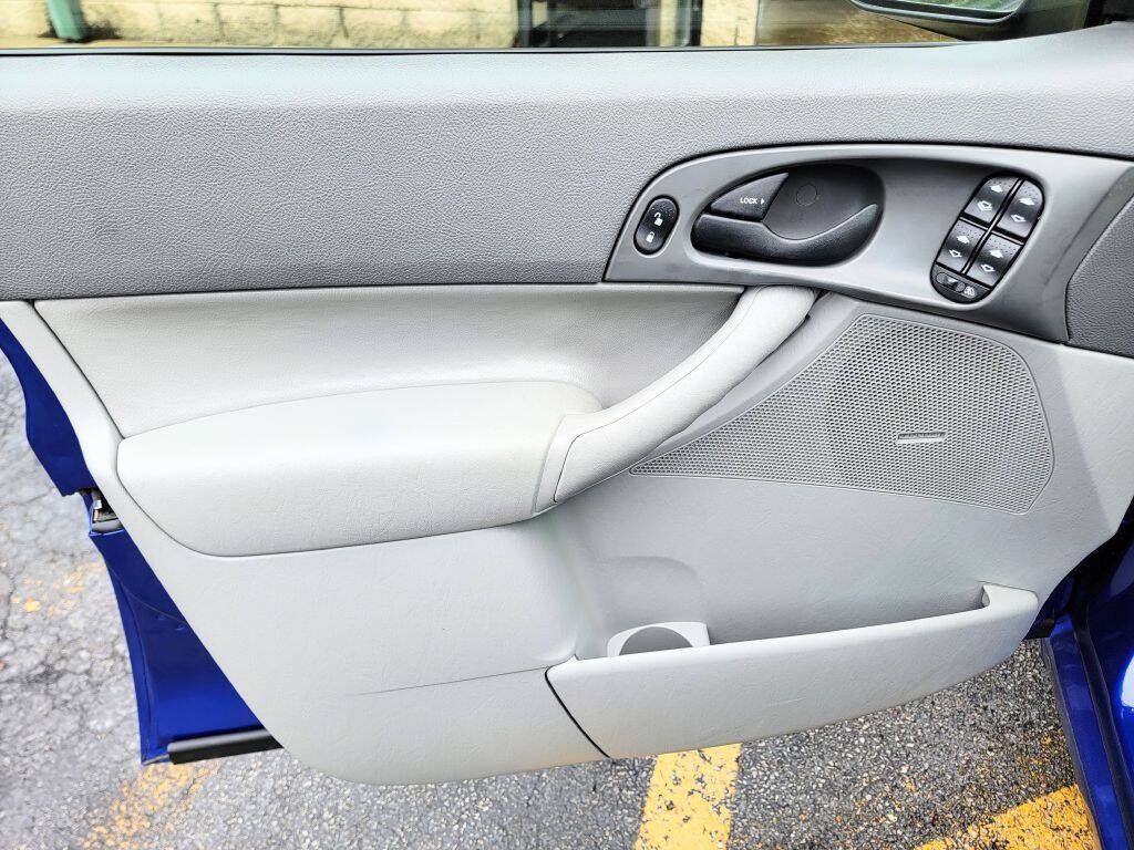 Used 2005 Ford Focus ZX4 Sedan FWD image 8