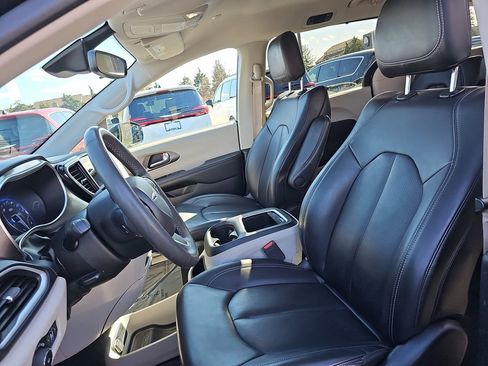 Used 2024 Chrysler Pacifica Touring-L image 16