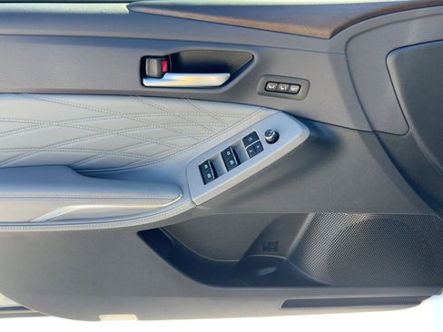 Used 2019 Toyota Avalon Limited image 13