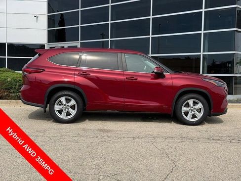 Used 2023 Toyota Highlander LE AWD/4WD image 2