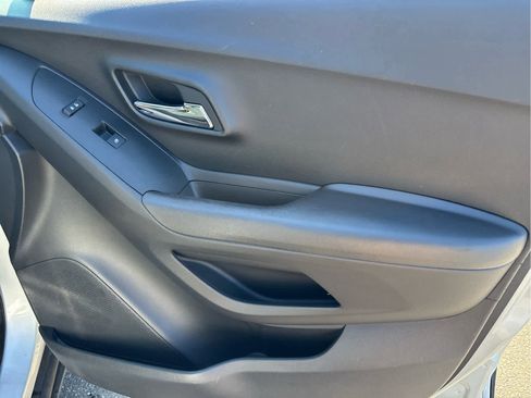 Used 2018 Chevrolet Trax LT w/ LT Convenience Package image 26