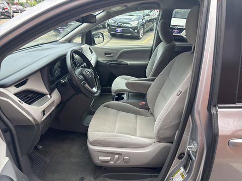 Used 2018 Toyota Sienna LE image 17
