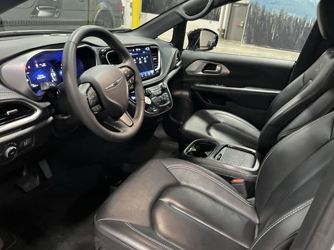 Used 2024 Chrysler Pacifica Select image 9