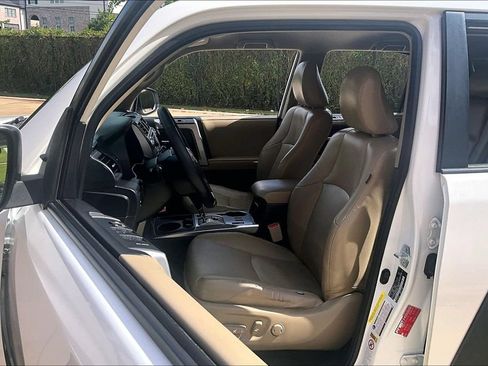 Used 2017 Toyota 4Runner SR5 RWD image 33