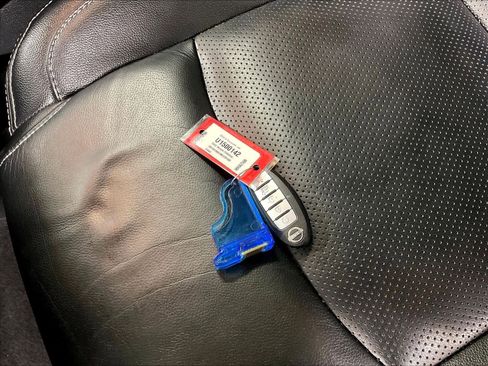 Used 2022 Nissan Pathfinder SV w/ SV Premium Package image 32