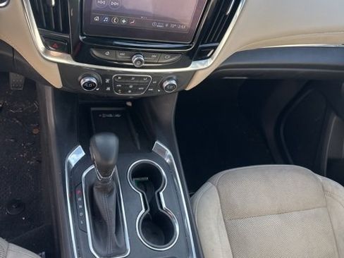 Used 2023 Chevrolet Traverse LT image 12