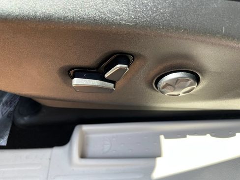 Used 2021 Chrysler Pacifica Touring-L FWD image 9