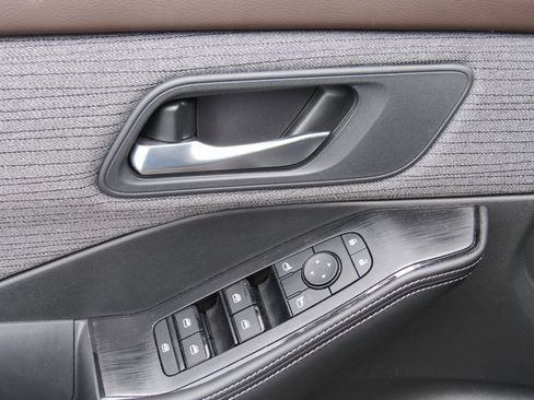 Used 2023 Nissan Rogue SV image 12