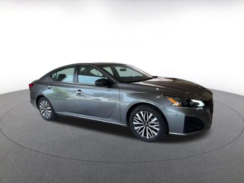 Used 2025 Nissan Altima 2.5 SV FWD image 2