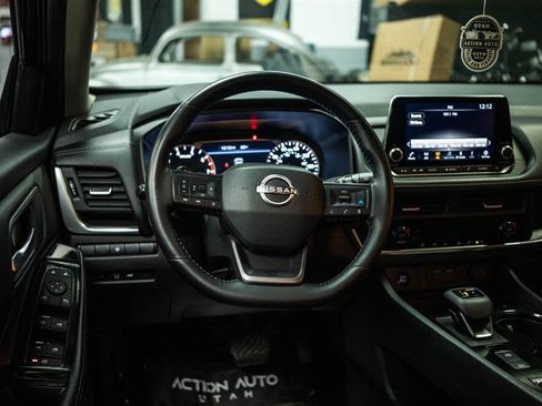 Used 2025 Nissan Rogue SV FWD image 17