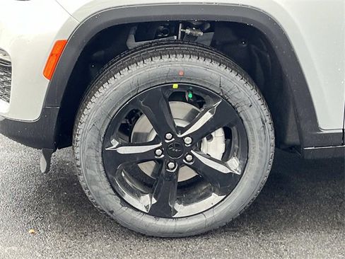 New 2025 Jeep Grand Cherokee Limited w/ Black Appearance Package image 11