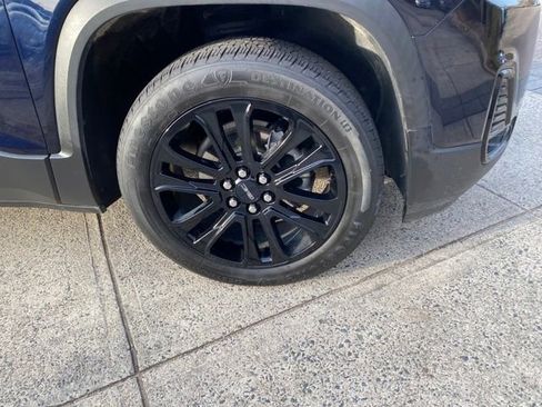 Used 2022 GMC Acadia SLT w/ Elevation Edition image 24