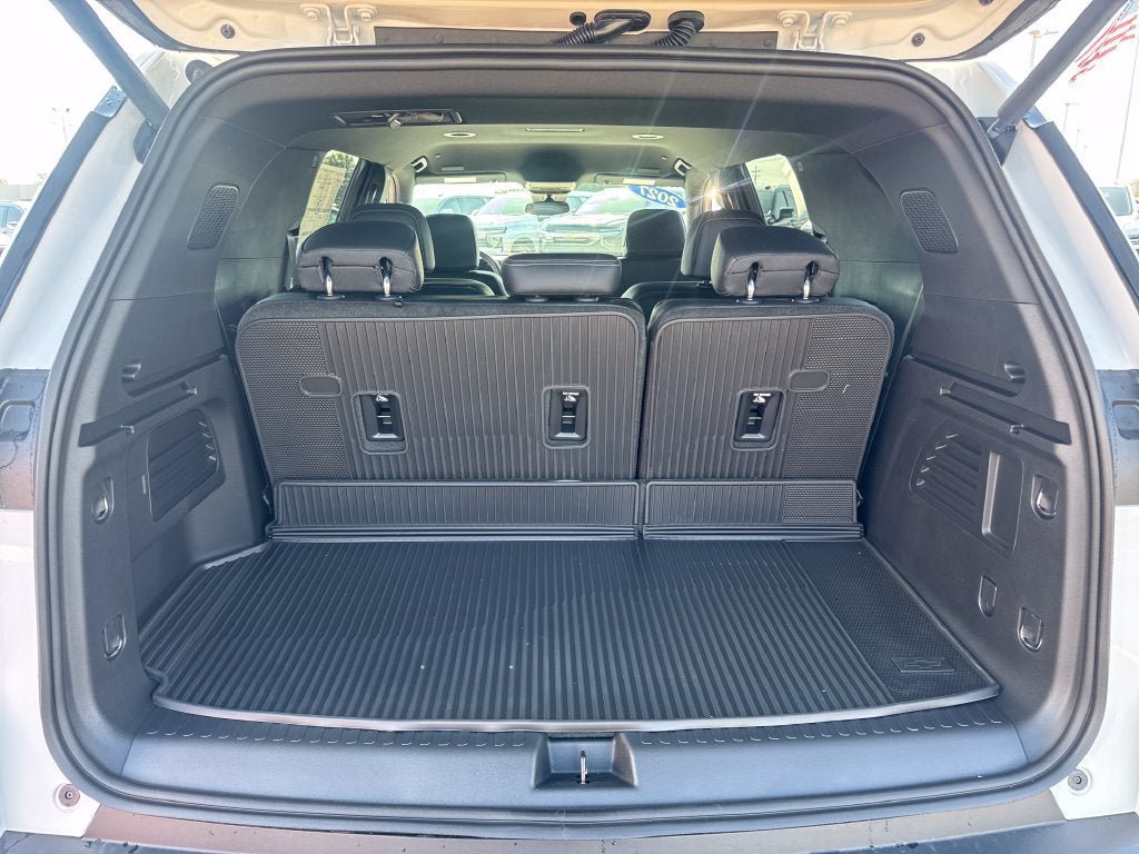 New 2027 Chevrolet Traverse LT w/ LPO, Floor Liner Package FWD image 6