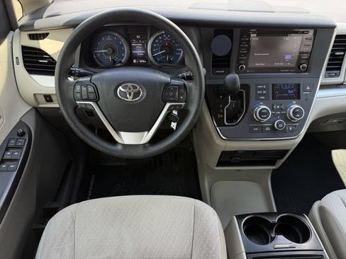 Used 2019 Toyota Sienna LE FWD image 11