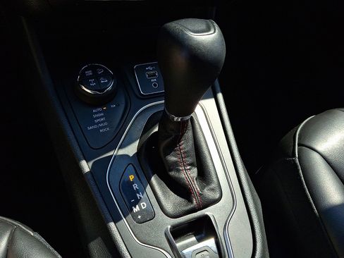 Used 2019 Jeep Cherokee Trailhawk image 14