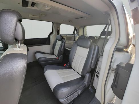 Used 2010 Chrysler Town & Country Touring Plus w/ Premium Group image 23