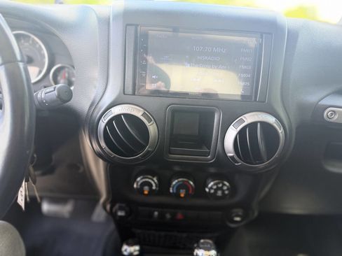 Used 2018 Jeep Wrangler Sport AWD/4WD image 13