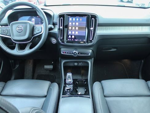 Used 2025 Volvo XC40 B5 Plus image 17