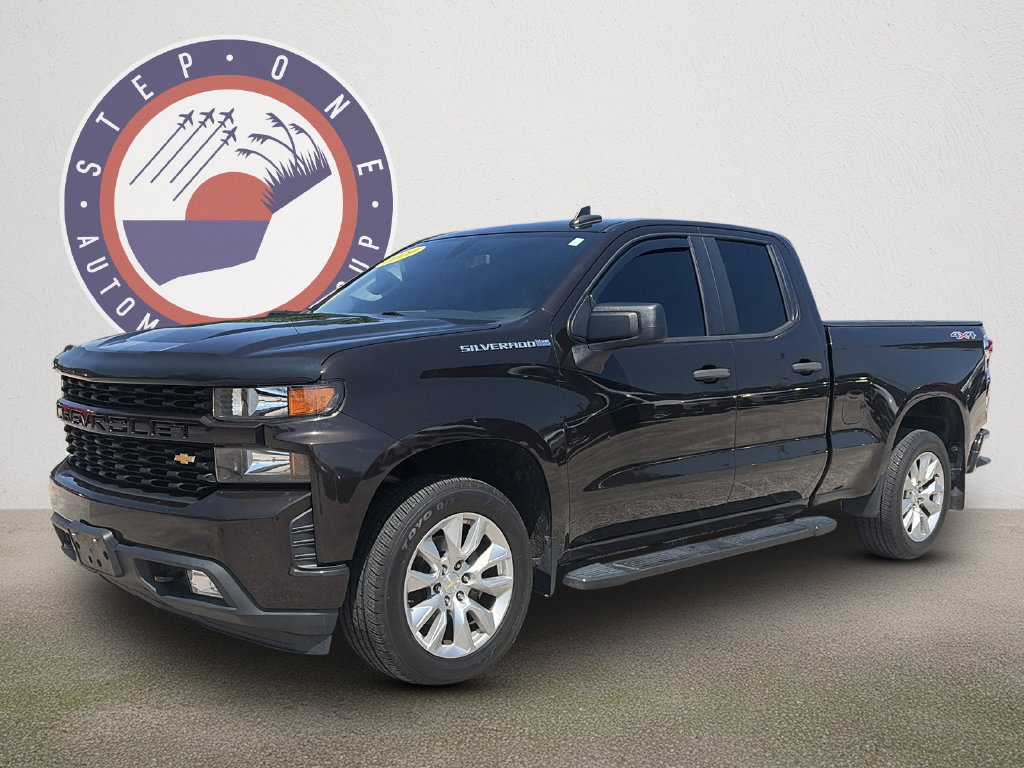 Used 2020 Chevrolet Silverado 1500 Custom w/ Custom Value Package AWD/4WD image 2