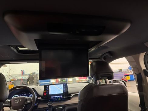 Certified 2021 Toyota Sienna Platinum image 34