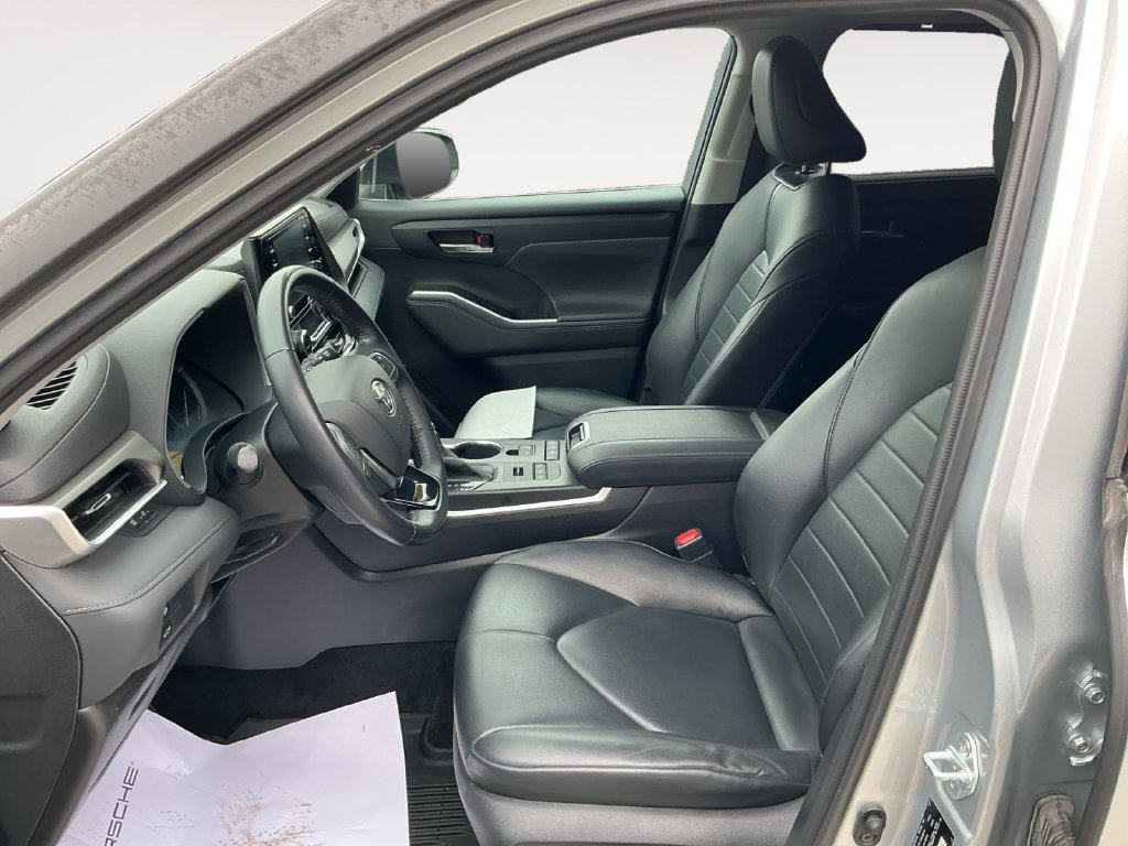Used 2021 Toyota Highlander XLE AWD/4WD image 11