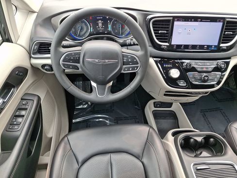 Used 2023 Chrysler Pacifica Touring-L FWD image 13