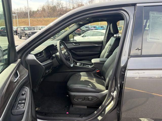 New 2026 Jeep Grand Cherokee Altitude AWD/4WD image 15