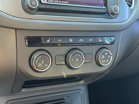 Used 2017 Volkswagen Tiguan S image 30