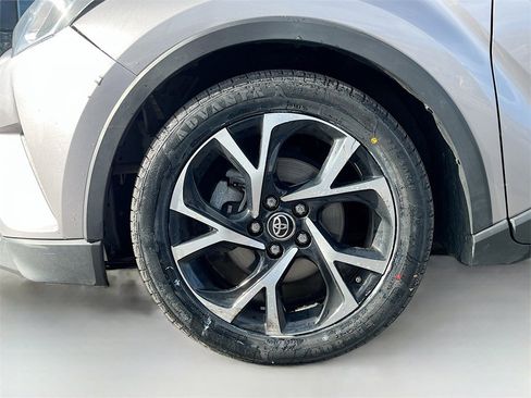 Used 2018 Toyota C-HR XLE image 28