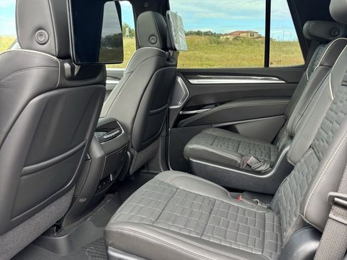 Used 2025 Cadillac Escalade V w/ LPO, ONYX Package image 10
