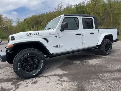 Used 2025 Jeep Gladiator Sport AWD/4WD image 4