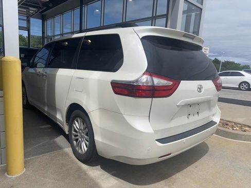 Used 2016 Toyota Sienna XLE Premium FWD image 4