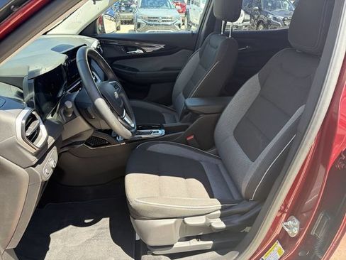 Used 2025 Chevrolet TrailBlazer LT w/ LT Cold Weather Package FWD image 13