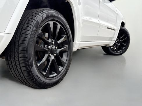 Used 2017 Jeep Grand Cherokee Altitude image 16