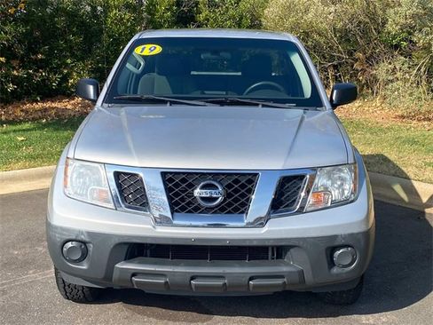 Used 2019 Nissan Frontier S image 2