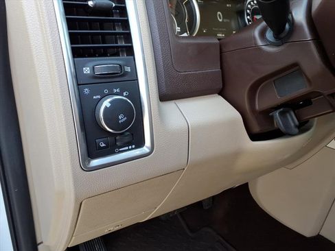 Used 2018 RAM 1500 SLT image 18