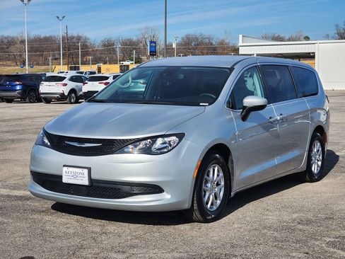 Used 2023 Chrysler Voyager LX image 3