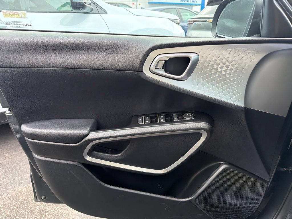 Used 2023 Kia Soul LX FWD image 16