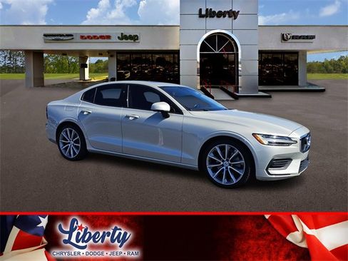 Used 2020 Volvo S60 T5 Momentum image 1