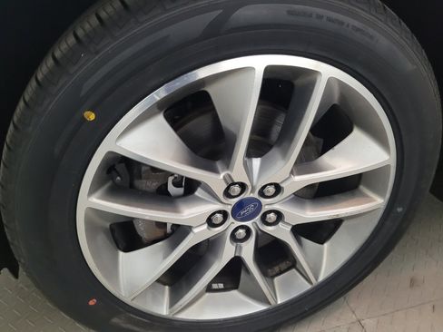 Used 2017 Ford Edge Titanium w/ Equipment Group 302A AWD/4WD image 31