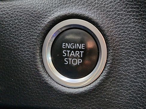 Used 2022 Toyota Tundra SR5 w/ SR5 Convenience Package AWD/4WD image 16