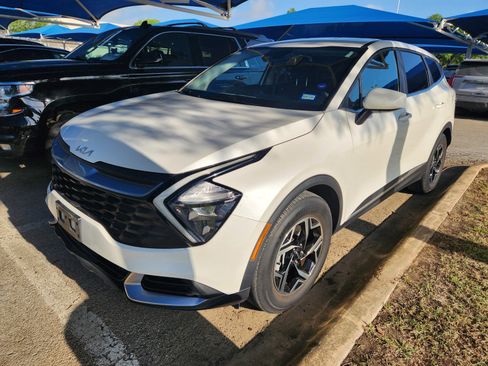 Used 2023 Kia Sportage LX image 2