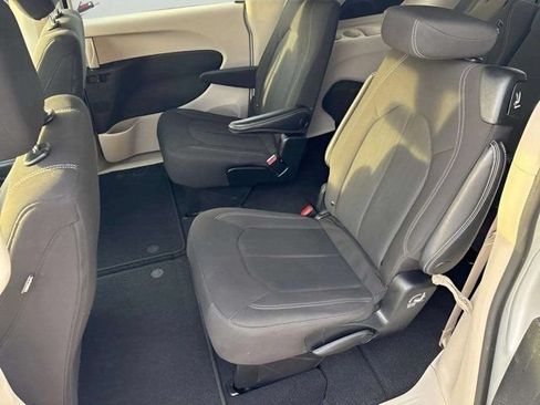 Used 2022 Chrysler Voyager LX FWD image 9