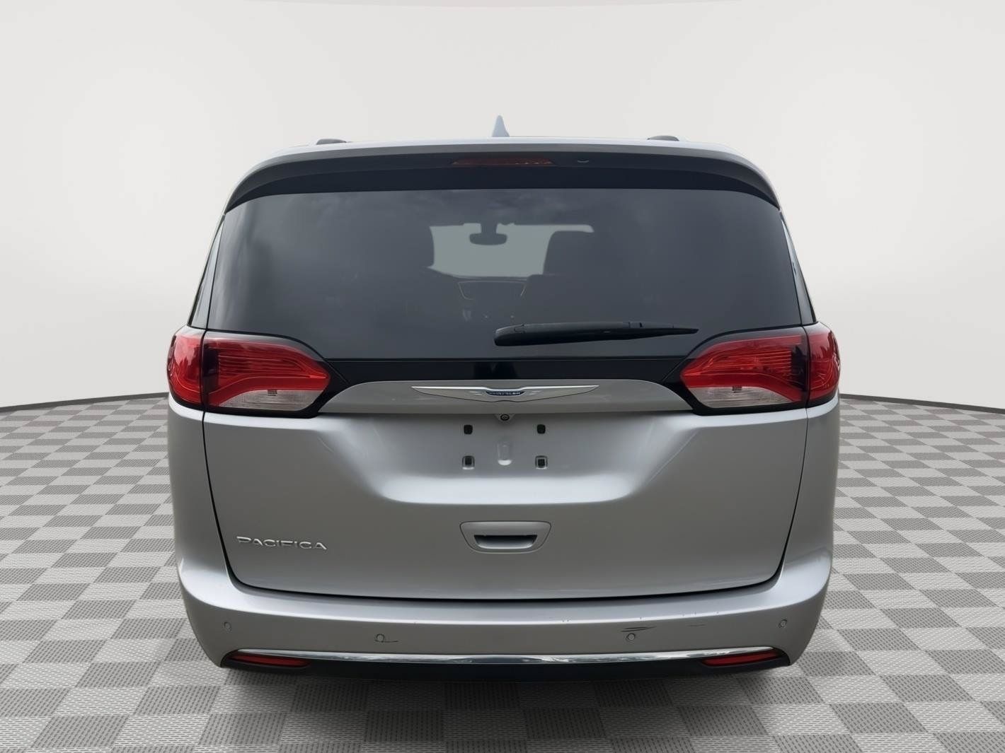 Used 2018 Chrysler Pacifica Touring-L Plus FWD image 4