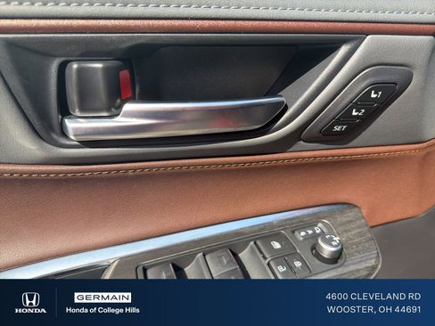 Used 2024 Toyota Venza XLE image 15