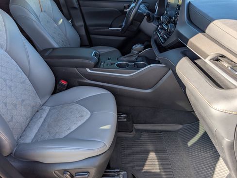 Used 2022 Toyota Highlander Bronze Edition image 28