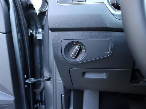 Used 2024 Volkswagen Tiguan SE image 34