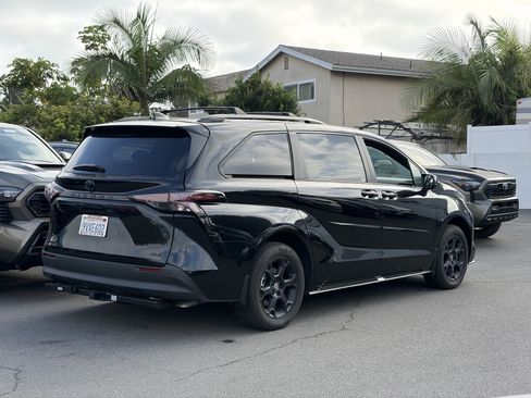 Certified 2025 Toyota Sienna XLE Woodland Edition AWD/4WD image 3
