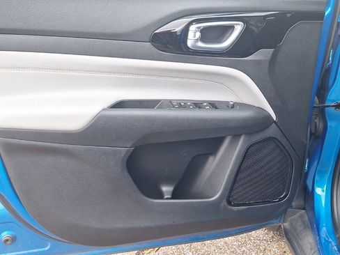 Used 2023 Jeep Compass Limited image 28